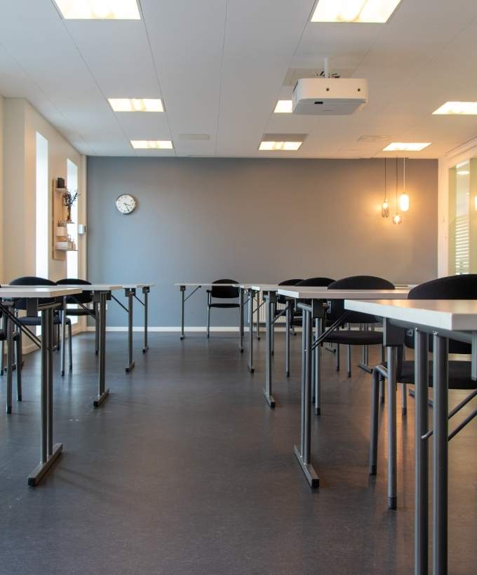 Skolebordsopstiling i mødelokale ROAR